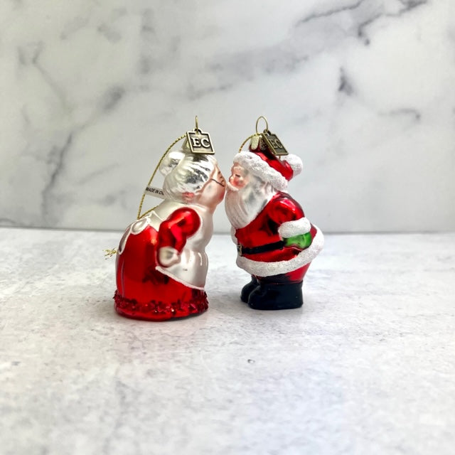 Ornament Mr and Mrs Claus Kissing 3.5"